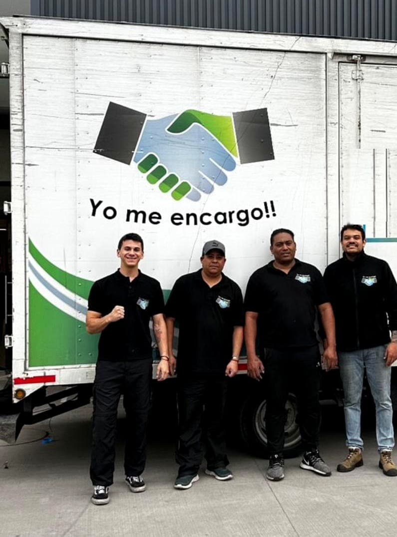 Equipo de Yo me Encargo frente al camión corporativo