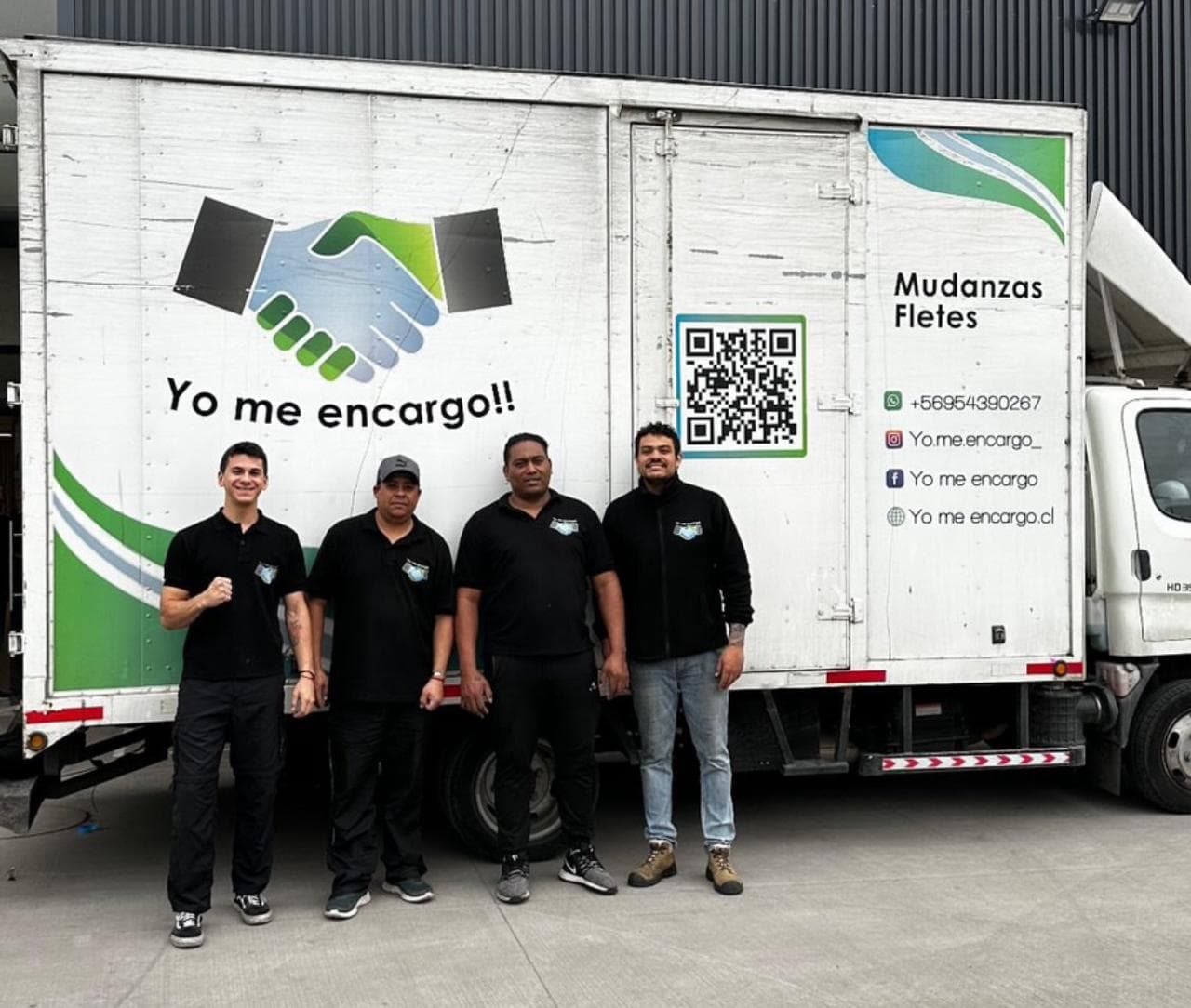 Camión de Yo me Encargo realizando mudanza